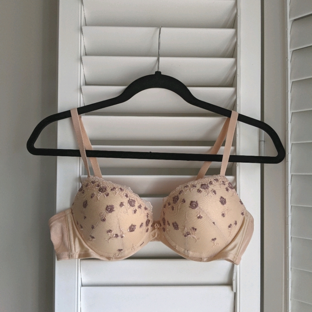 NWOT Triumph Nude Floral Lace Detailed Bra